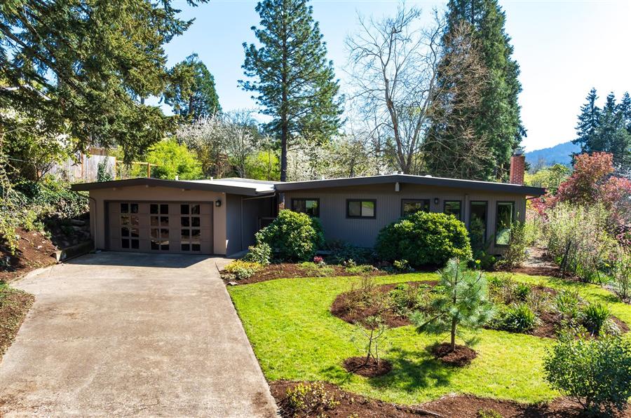 Mid-century modern home with flat roof and landscaped garden Home in Amazon Neighborhhood of Eugene