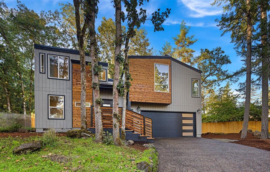 Remodeled Split Level Home in Fox Hollow Eugene Neighborhood